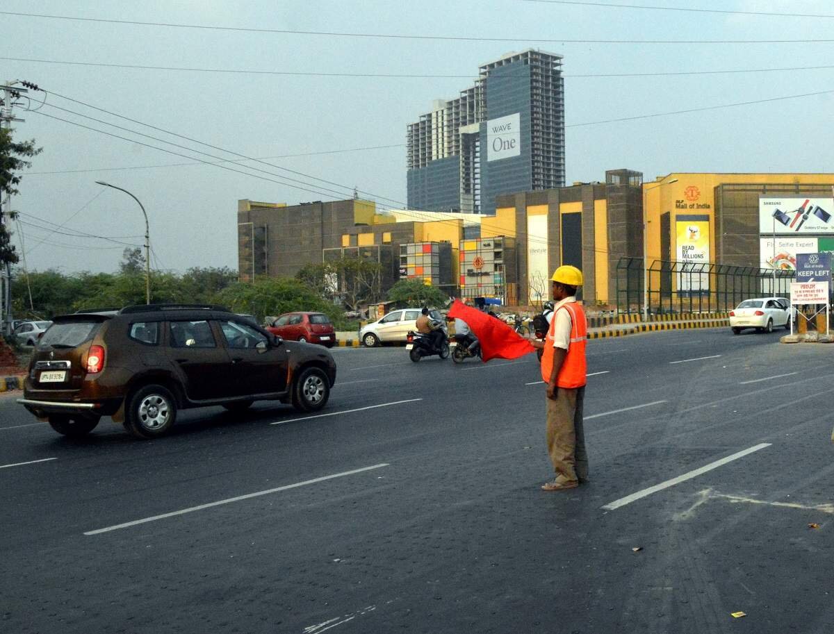 Noida authority officials inspect DLF Mall of India after video of 'roof collapse'